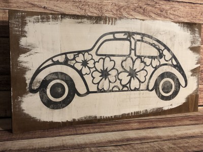 Placa decorativa de madeira com desenho de carro antigo e flores