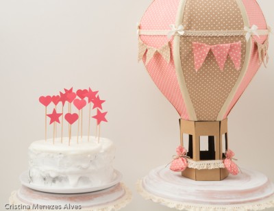 Bolos decorativos com tema de balão de ar quente e decorações em coração e estrela