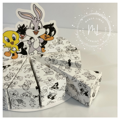 Caixas em forma de fatias de bolo com personagens Looney Tunes em preto e branco e recortes coloridos em cima