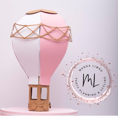 Balão decorativo de papel rosa e branco com logótipo de festa ao lado