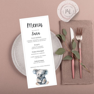 Cardápio branco com desenho de coala e talheres rosa sobre guardanapo bege
