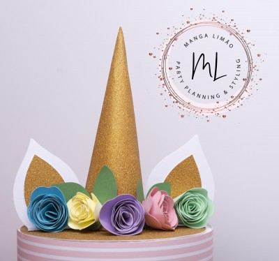 Chapéu de festa unicórnio dourado com flores de papel coloridas