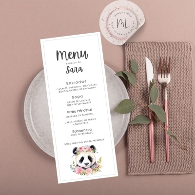 Menu impresso com ilustração de panda em mesa posta com prato cinza e talheres de cabo rosa