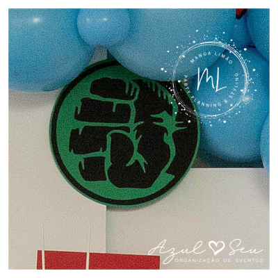 Placa decorativa verde e preta com balão azul num fundo branco com texto de organização de eventos