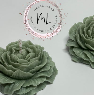 Velas verdes em forma de flor com logotipo circular ao fundo