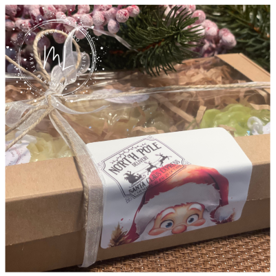 Caixa de presente natalícia com fita branca e etiqueta de Papai Noel