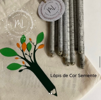 Lápis de cor semente cinza com texto e saco bege com árvore colorida e etiqueta redonda