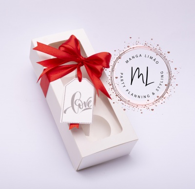 Caixa branca com laço vermelho e etiqueta Love