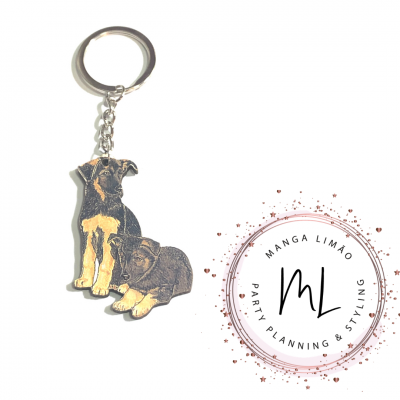 Chaveiro com imagem de dois cães e selo de marca 'MANGA LIMÃO PARTY PLANNING & STYLING'