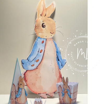Figura decorativa de coelho em papel com pintura aquarelada em tons castanhos e azul