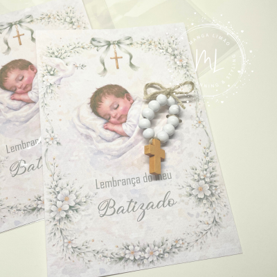 Cartões de lembrança de batizado com desenho de bebé a dormir e terço em madeira com contas brancas.