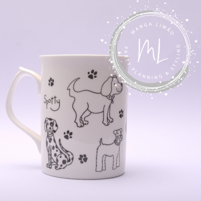 Caneca branca com desenhos pretos de cães e pegadas com texto Spotty