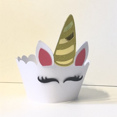 Acessório de cabeça unicórnio em papel branco com chifre dourado e orelhas rosas