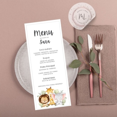 Menu de batizado com ilustrações de animais ao lado de prato e talheres