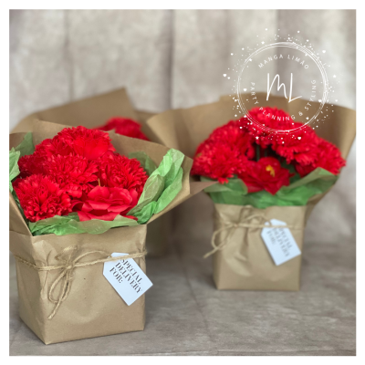 Dois buquês de flores vermelhas em papel kraft com etiquetas e cordão de ráfia