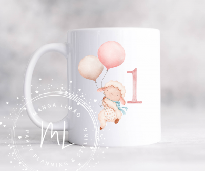 Caneca branca com desenho de bebé vestido de ovelha segurando balões e número 1 em rosa