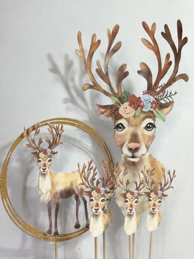 Facas decorativas de rena com flores na cabeça em tons castanho claro e bege