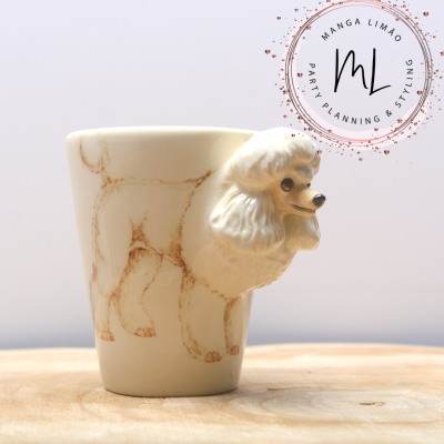 Caneca branca com ilustração e pega em relevo com forma de cão poodle