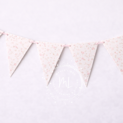 Gancho decorativo de tecido com padrão floral delicado em tons pastel