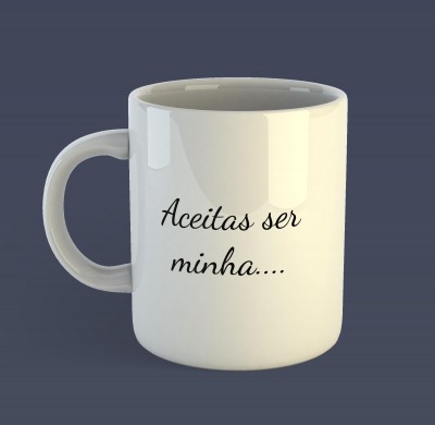 Caneca branca com texto em preto 'Aceitas ser minha....'