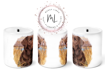 Mealheiros brancos com imagem de cachorro castanho em paisagem campestre