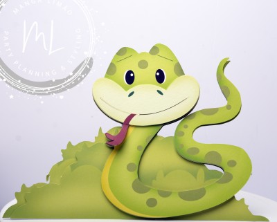 Elemento decorativo de cobra cartoon verde com manchas e língua vermelha.