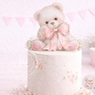 Bolo branco com topo ursinho branco com laço rosa e decoração floral