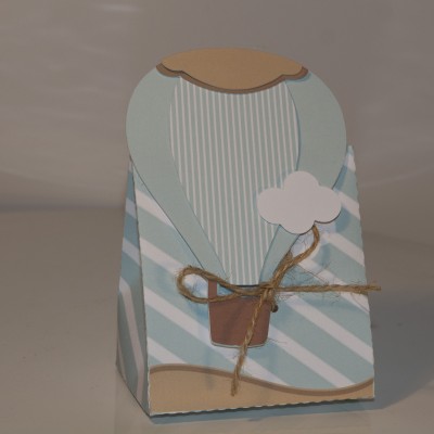 Caixa decorativa em forma de balão de ar quente azul e beige com riscas