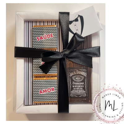 Conjunto de chocolates e miniatura de whisky embalados em caixa branca com laço preto