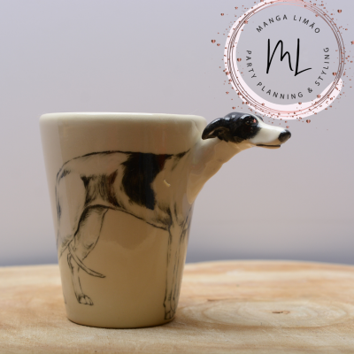 Caneca de cerâmica com pega em forma da cabeça de um cão