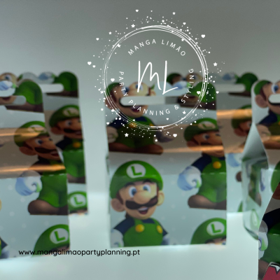 Caixas de papel com padrão do personagem Luigi em verde e branco.