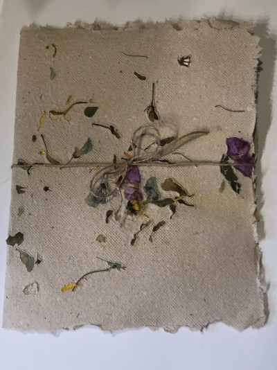 Envelope ou caderno artesanal com flores secas e corda