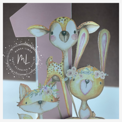 Figuras decorativas de raposa, cervo e coelho em cores suaves com flores na cabeça