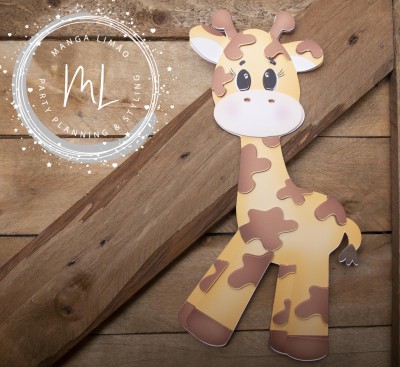 Figura decorativa de girafa amarela com manchas castanhas em fundo de madeira rústica