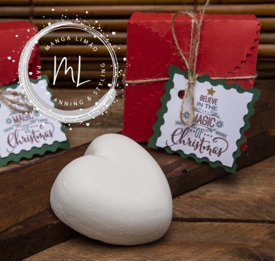 Coração branco decorativo com embalagem vermelha e etiqueta natalícia