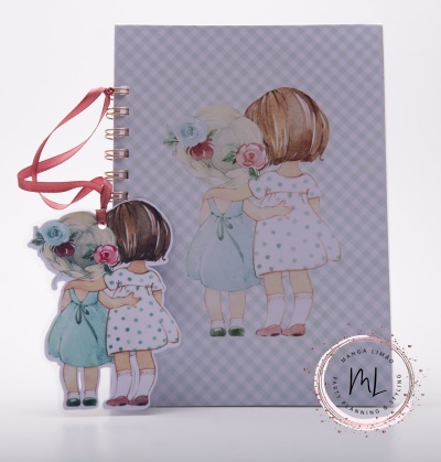 Caderno e marcador com ilustração de duas meninas abraçadas em fundo xadrez lilás