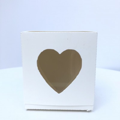 Caixa branca de cartão com recorte em forma de coração