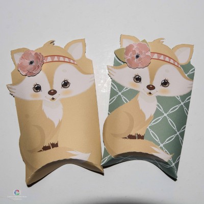 Duas caixas em forma de raposa com tons bege e verde, decoradas com flores cor-de-rosa