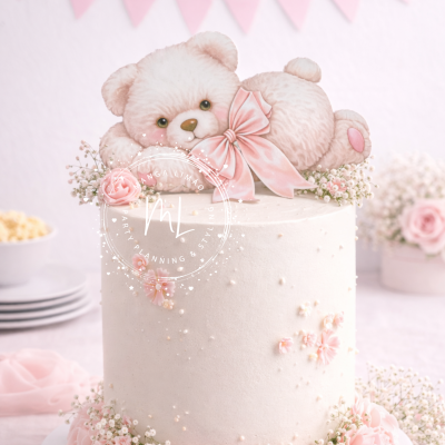 Bolo branco com ursinho e laços cor de rosa em decoração