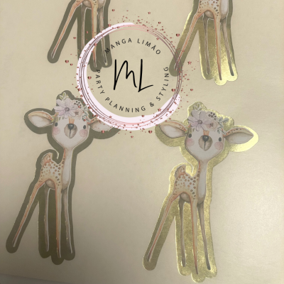 Recortes decorativos em papel de veados com detalhes dourados e flores na cabeça