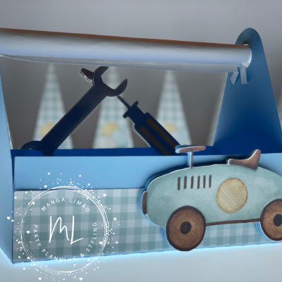 Caixa azul decorativa com carro e ferramentas de madeira e selo branco com texto MANGA LIMÃO PARTY PLANNING STYLING