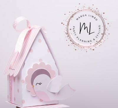 Caixa decorativa em forma de casa com design de pássaro em rosa e branco