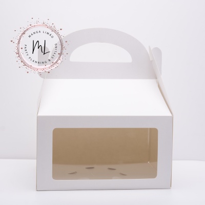Caixa branca com janela transparente e alça, selo rosa à esquerda