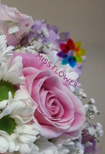 Bouquet de flores variadas com texto MISS FLOWER e logotipo colorido