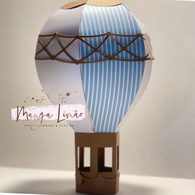 Modelo decorativo de balão de ar quente em papel azul às riscas e castanho