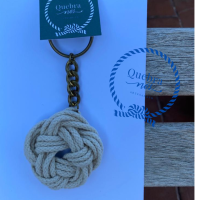 Chaveiro de corda branca trançada com corrente metálica e etiqueta Quebra nós
