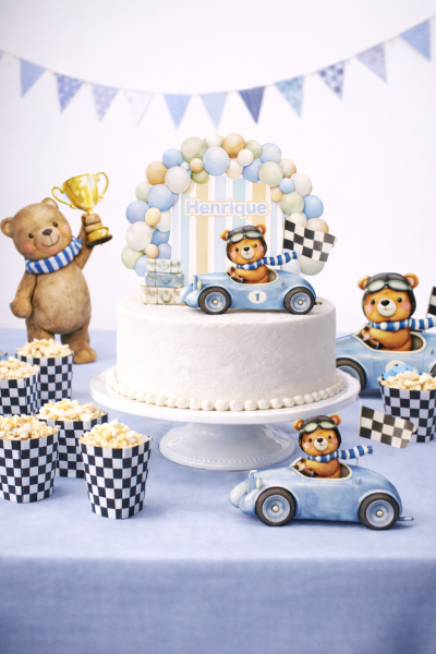Bolo branco com decoração de ursinhos em carros azuis e balões coloridos, nome Henrique, baldes de pipoca xadrez e ursinho com troféu.