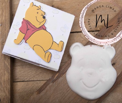 Sabonete em forma da cara do Ursinho Pooh com embalagem ao lado