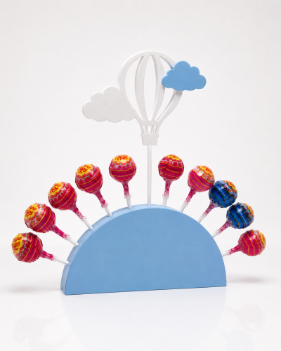 Suporte azul com pirulitos Chupa Chups e decoração de balão de ar quente e nuvens em madeira