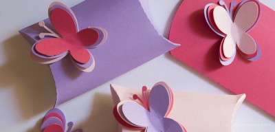 Caixas de presente em forma de almofada com borboletas tridimensionais em papel colorido